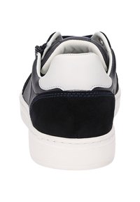 Marineblaues Leder und schwarze Wildledersneaker mit einer weißen Gummisohle, ausgestattet mit einem gepolsterten Schaft und kontrastierenden Nähten auf der Rückseite.