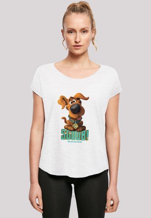Weißes T-Shirt mit kurzen Ärmeln, das einen Cartoon-Hund mit braunem Fell und Halsband zeigt, bedruckt mit dem Text "SCOOB!" und "SEINEN EPISCHEN SCHWANZ BEGINNT".