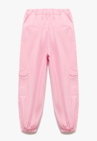 Pantalones cargo rosas con cintura elástica, que cuentan con dos bolsillos laterales y puños elásticos en los tobillos, fabricados en un tejido ligero.