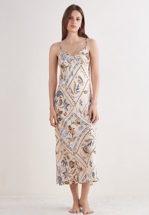 Satin maxi-jurk met spaghettibandjes, met een bloemenpatroon in blauw en bruin op een beige achtergrond, gladde textuur en elegante val.