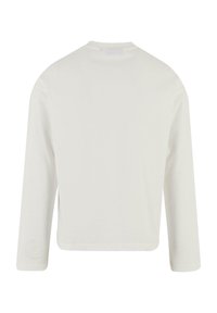 Langärmliges weißes T-Shirt aus weicher Baumwolle, mit einem Rundhalsausschnitt und einem Logopatch auf dem linken Ärmel. Glatte Textur, lässiges Design.