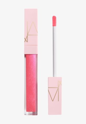 Gloss à lèvres rose brillant dans un tube transparent avec un capuchon rose et or à toucher doux, montré fermé et avec l'applicateur retiré.