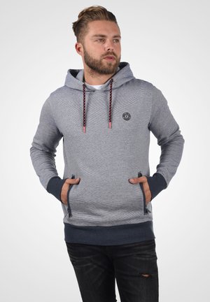Grauer Kapuzenpullover mit strukturierter Oberfläche, ausgestattet mit einem Logo auf der Brust, kontrastierenden dunklen Bündchen und schwarzen Kordeln mit roten Akzenten.