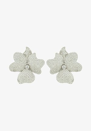 Pendientes en forma de flor de plata decorados con piedras preciosas claras, presentando una superficie texturizada y un intrincado detalle de pétalos.