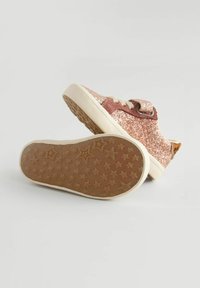 Roségoldene Glitzersneaker mit beigefarbenem Sohle, Schnür- und Klettverschluss, strukturiertem Gummi-Außensohle mit Sternmustern.