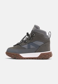 Botte de randonnée grise avec une tige synthétique texturée, un système de laçage, une semelle extérieure en caoutchouc et un col rembourré. Présente un accent contrastant gris clair.