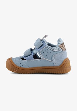 Scarpe azzurro chiaro realizzate con materiali in rete e suede, dotate di fasce in Velcro, suola in gomma texture e accenti forati per la traspirabilità.