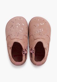 Scarpe in suede rosa con superficie texturizzata e dettagli in glitter argento, punta rotonda e cerniere laterali per una facile calzata.