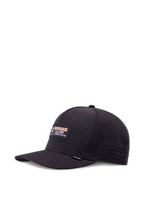 Casquette noire en tissu texturé matelassé, avec un patch rectangulaire portant un texte et un logo à l'avant. Visière courbée et arrière ajustable.