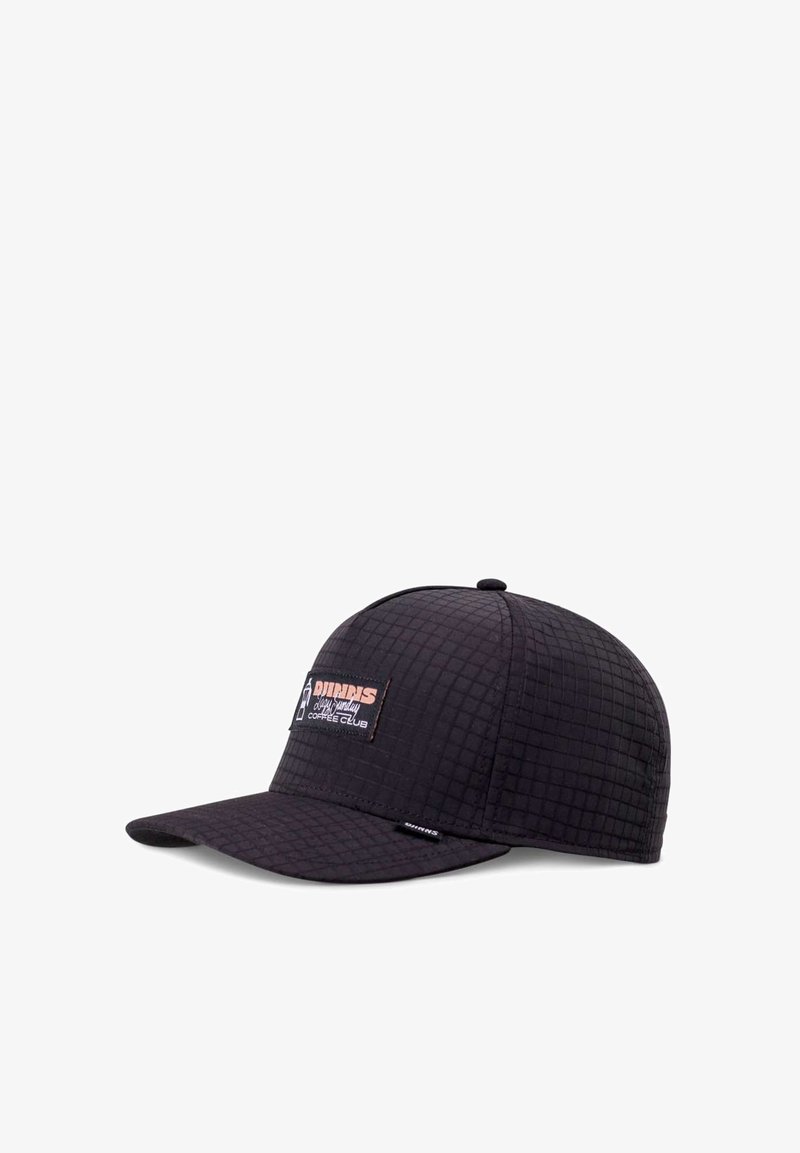 Fekete sapka textúrált, steppelt anyagból, elöl egy téglalap alakú folttal, amelyen szöveg és logó található. Ívelt karima és állítható hát.