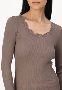 Rosemunde BENITA O NECK - Topper langermet - brown