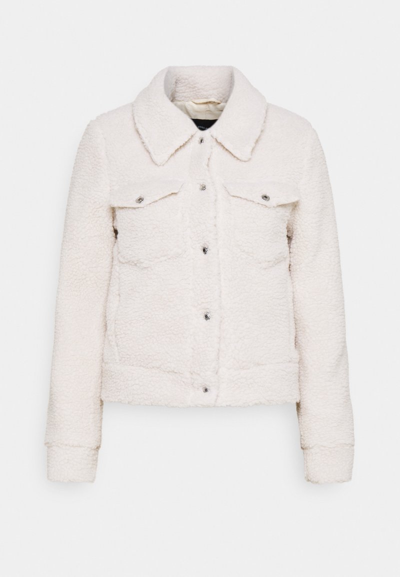 Veste sherpa blanc cassé à manches longues avec devant boutonné, deux poches à rabats sur la poitrine et un large col.