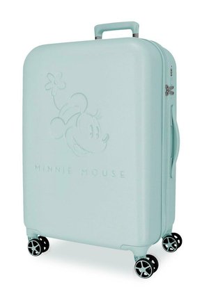 Maleta rígida azul claro con cuatro ruedas giratorias, con relieve de la cara de Minnie Mouse, una flor y el texto "MINNIE MOUSE" en el frente.