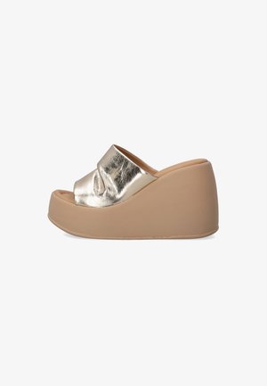 Metallische gouden wedge sandalen met een gladde, glanzende afwerking, open teen en een zachte, beige rubberen zool. Kenmerkt een gekreukte bandontwerp.