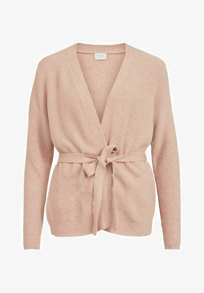 Cardigan en tricot côtelé rose pâle avec manches longues et ceinture nouée à la taille, présentant un col en V profond et deux poches avant.