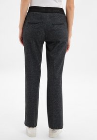 Dunkelgraue, strukturierte Hose mit glattem, elastischem Bund; verfügt über zwei Gesäßtaschen und ein gerades Bein-Design.