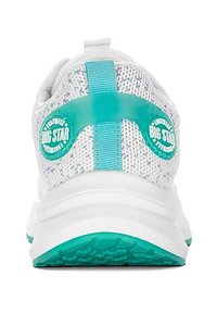 Białe buty sportowe z teksturowanym materiałem cholewki w kolorze teal, z wyściełanym kołnierzem i gumową podeszwą z wzorami zapewniającymi przyczepność.