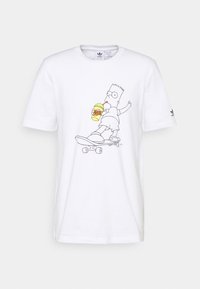 Vit bomullströja med en tecknad karaktär på en skateboard som sippar på en dryck. Designen inkluderar enkel svart linjekonst och livfulla accenter.