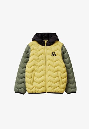 Chaqueta de plumas con patrón de chevron amarillo y verde, con capucha negra, que cuenta con un cierre frontal y bolsillos laterales.