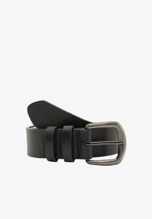 Čierny kožený opasok s hladkou textúrou, kovovou prackou a tromi nastaviteľnými slučkami pre bezpečné uchytenie.