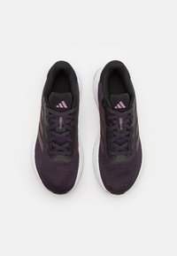 Paarse hardloopschoenen met zwarte accenten, bovenwerk van mesh, gevoerde zool en roze logo-details. Voorzien van traditionele veters en een gevoerde kraag.