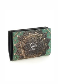 Portafoglio in pelle verde caratterizzato da un intricato design embossé in marrone e oro, con borchie metalliche e una prominente iscrizione del marchio.