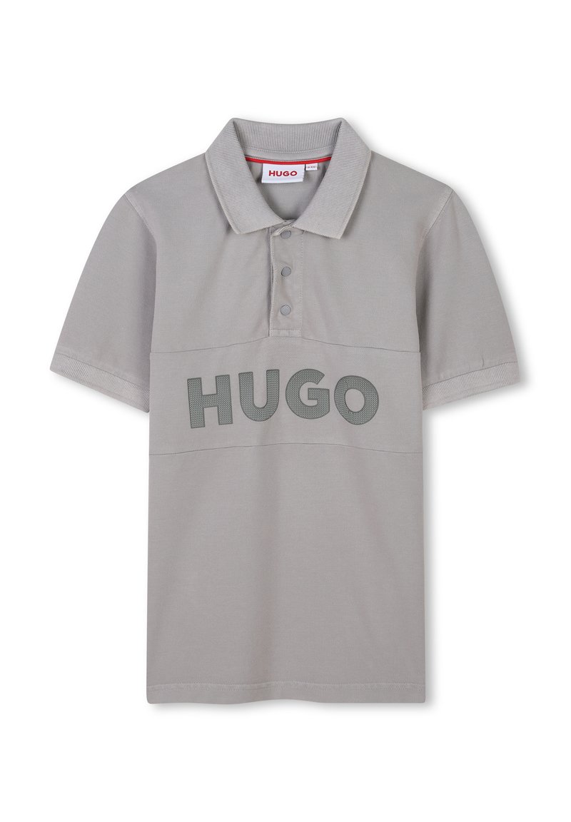 Grijze polo shirt met een gestructureerde afwerking, voorzien van een drievoudige knoopsluiting en een groot "HUGO" logo in contrasterend groen op de borst.