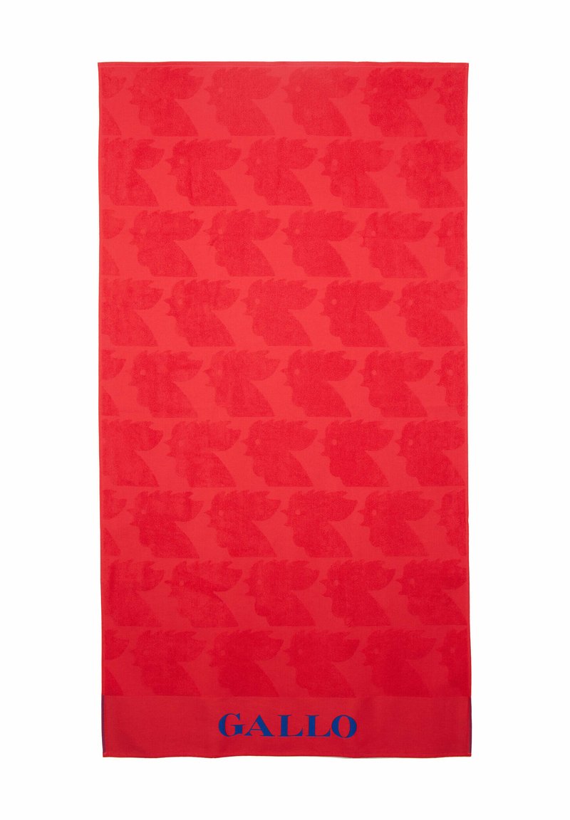 Asciugamano rosso con motivi astratti di uccelli ripetuti in un design tonale. In basso presenta un accento di testo blu "GALLO". Tessuto morbido e testurizzato.