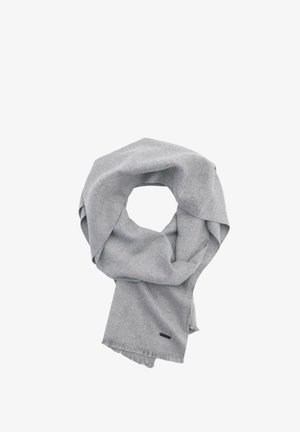 Grijze sjaal van zacht materiaal; cirkelvormig ontwerp met rafelige randen en een subtiele zwarte label voor branding.