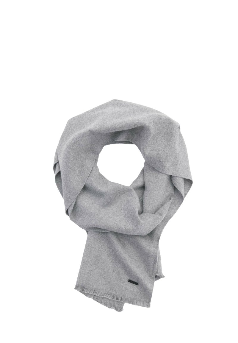 Grau Schal aus weichem Material; kreisförmiges Design mit ausgefransten Kanten und einem subtilen schwarzen Etikett für das Branding.