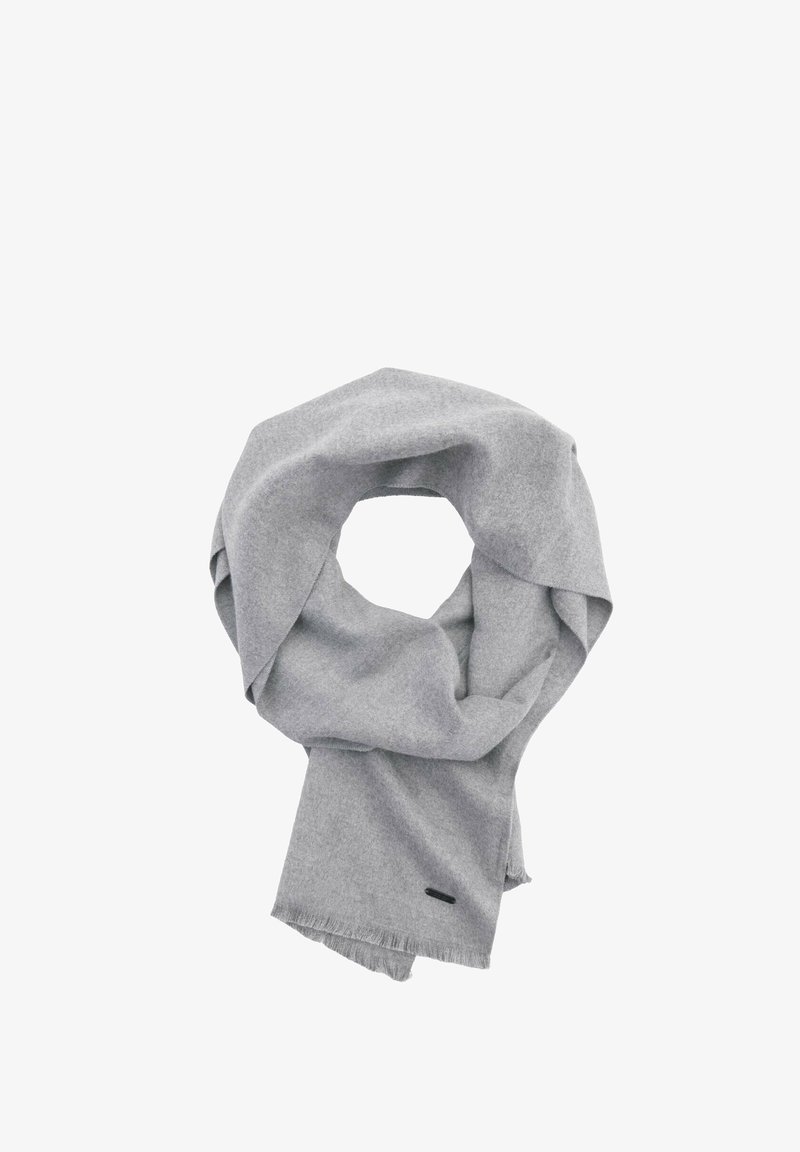 Grå tørklæde lavet af blødt materiale; cirkulært design med frynset kanter og et subtilt sort label til branding.