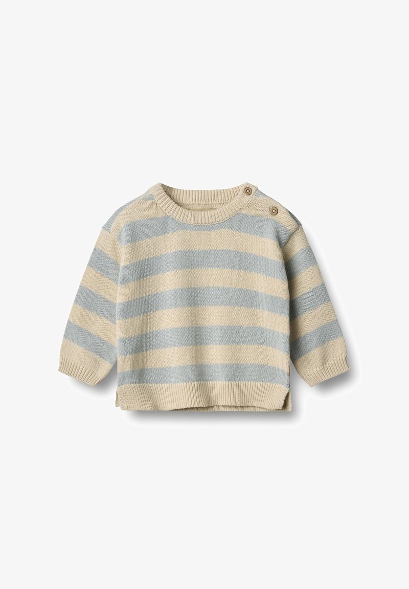 Pull en tricot rayé crème et bleu clair, avec un col rond, des manches trois-quarts et des accents de boutons sur une épaule.