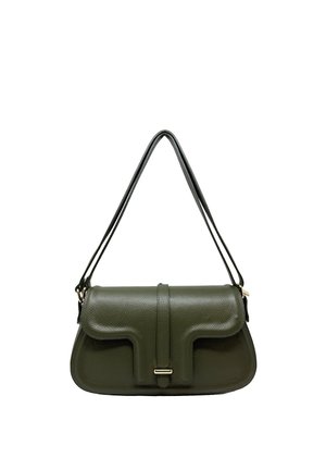 Borsa a tracolla in pelle verde oliva con patta frontale, chiusura in metallo dorato e doppi cinturini per le spalle su sfondo bianco.