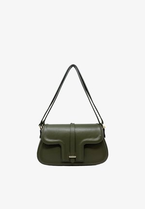 Borsa a tracolla in pelle verde oliva con patta frontale, chiusura in metallo dorato e doppi cinturini per le spalle su sfondo bianco.