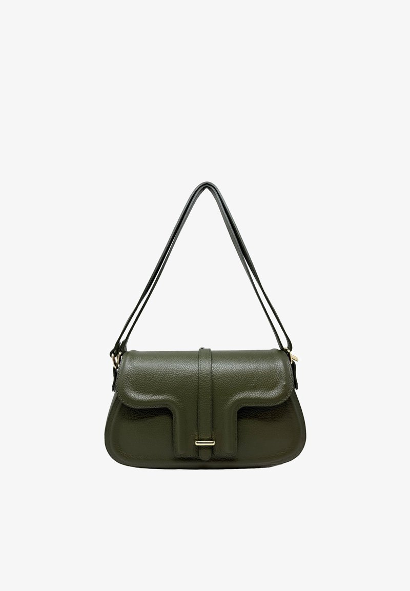 Borsa a tracolla in pelle verde oliva con patta frontale, chiusura in metallo dorato e doppi cinturini per le spalle su sfondo bianco.