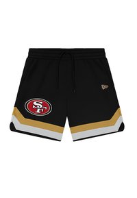 Svart treningsshorts med mesh tekstur, med en rød og hvit logo, gull- og hvite detaljer, og strikk med snor i livet.