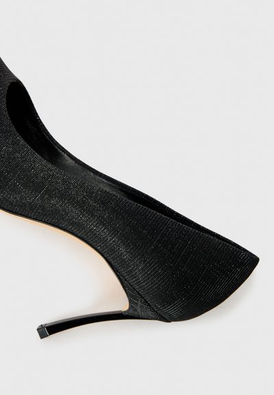 Cizme negre cu toc înalt, cu un design elegant, material texturat, vârf ascuțit și un toc subțire, lucios.