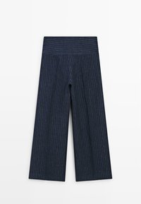 Dunkel marineblaue breite Hose mit dünnen weißen vertikalen Nadelstreifen und hohem Bund, flach auf einem weißen Hintergrund liegend.