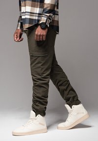 Ombre OM PAJO - Kapsáče - olive green