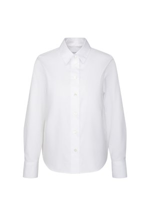 Camicia bianca a maniche lunghe con colletto e polsini a punta, esposta su uno sfondo bianco semplice.