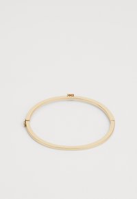 Bracciale in metallo dorato con una superficie liscia e piatta e una leggera lucentezza. Presenta un design semplice ed elegante e una chiusura sicura.