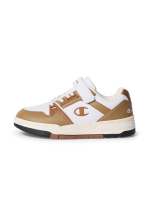 Baskets basses en cuir blanc et beige, semelle beige, bride velcro, lacets et logo Champion sur le côté et le talon.