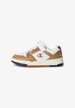 Lage sneaker van wit en beige leer, beige zool, klittenbandsluiting, veters en Champion-logo aan de zijkant en hak.