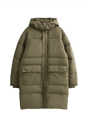 Abrigo largo de invierno acolchado de color verde oliva con capucha, cierre frontal de botones a presión y dos grandes bolsillos delanteros con solapa.