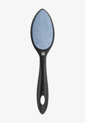 Lime à pieds avec poignée noire, surface abrasive bleue et trou ovale à l'extrémité de la poignée pour suspendre.