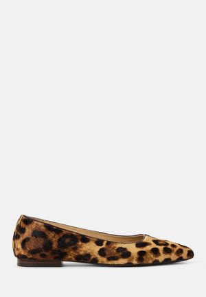 Platte balletschoen met puntige neus en bruin-zwart luipaardprintpatroon op gestructureerd materiaal.