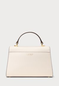 Δομημένη τσάντα χεριού από γυαλιστερό δέρμα με επάνω χερούλι, χρυσά μεταλλικά στοιχεία και ανάγλυφο λογότυπο. Λείο υφή και αιχμηρός, γωνιακός σχεδιασμός.