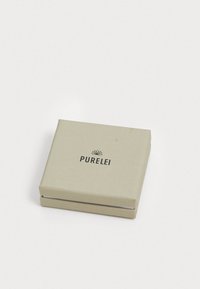 Kartonasta darilna škatla v svetlo bež barvi z mat površino, ki vsebuje logotip "PURELEI" in minimalističen dizajn lotosa.