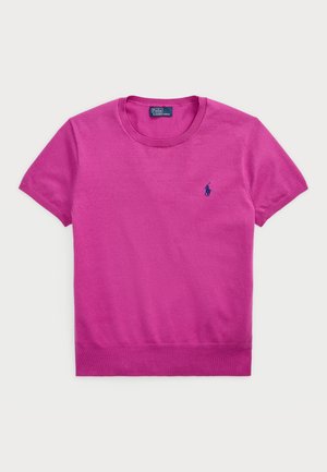 Fuchsia kortermet T-skjorte laget av myk bomull, med rund hals og ribbestrikket kant, og en liten blå logo på venstre bryst.