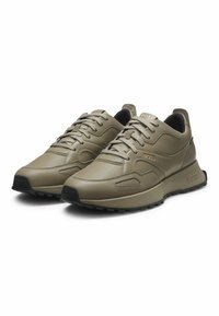 Olivgröna sneakers tillverkade av texturerat syntetmaterial, med snörningsdesign, vadderad krage och gummisulor med "BOSS"-logotyp.